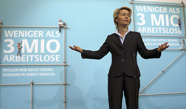Simsalabim: Arbeitsministerin von der Leyen pr&auml;sentiert
den...