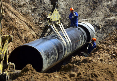 Verlegung der sogenannten Ostseepipeline nahe der Stadt Boksitog...