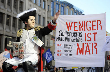 Baron Münchhausen zu Guttenberg: Demonstrant in der Maske
d... Baron Münchhausen zu Guttenberg: Demonstrant in der Maske
d...