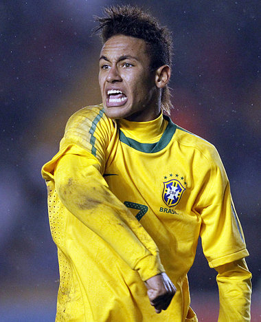 Kurz zuppelte er an den Ohrringen: Neymar, unruhig