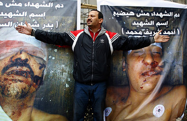 Auf dem Tahrir-Platz in Kairo wurde am Montag der bei den
Protes...