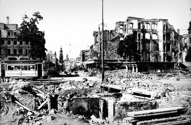 Bombardiert und weitgehend zerst&ouml;rt &ndash; Dresden wurde
v...