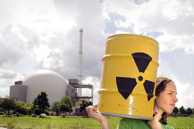 Protestaktion von Greenpeace vor dem AKW Grohnde im September
20...