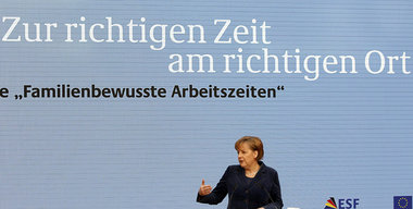 Genderpolitik à la Merkel: Die Kanzlerin am Dienstag bei
... Genderpolitik à la Merkel: Die Kanzlerin am Dienstag bei
...