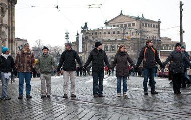 Die Proteste begannen am Mittag mit einer Menschenkette um die
I... Die Proteste begannen am Mittag mit einer Menschenkette um die
I...