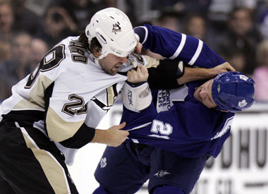 Eric Godard von den Pittsburgh Penguins (l.) ist leicht erregbar...