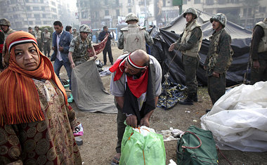 Tahir-Platz in Kairo &ndash; Soldaten versuchen am Montag,
verbl...