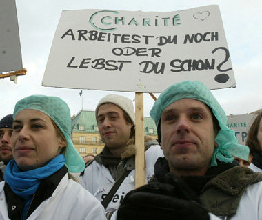 Charité-Mitarbeiter beim letzten Streik am 12. September
... Charité-Mitarbeiter beim letzten Streik am 12. September
...