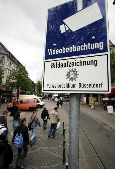 Lückenlose Kontrolle in Düsseldorf. Warnhinweise wie diese sind ...