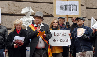 Wollen die Verantwortlichen hinter Gittern sehen: Demonstranten
...