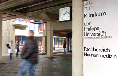 Zur&uuml;ck in &ouml;ffentliche Hand? Eingangsbereich der
Uni-Kl...