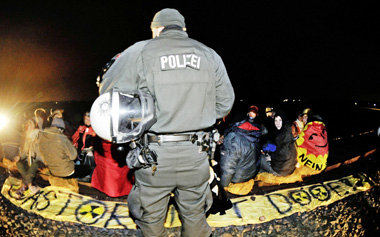 Sitzblockade auf den Gleisen bei Kemnitz. Ger&auml;umt wird
sp&a...