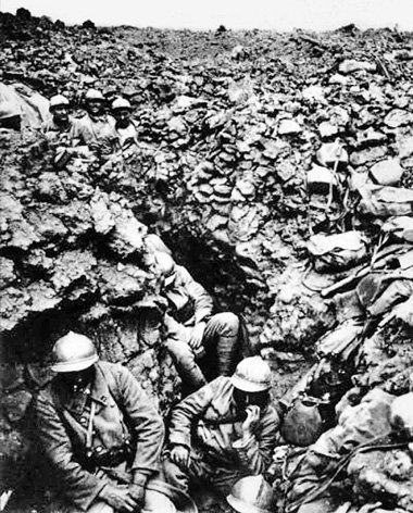 Landschaft des Todes: Franz&ouml;sische Soldaten in einem
Sch&uu...