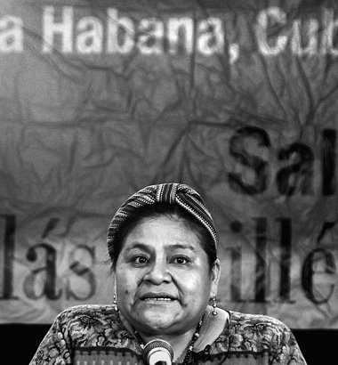 Rigoberta Mench&uacute; auf der Buchmesse in Havanna