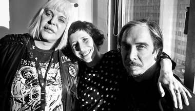Genesis P. Orridge (links) neben Regisseurin Marie Losier und Pr...