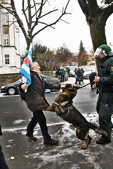 Egal, ob jung oder alt, schwarz- oder buntgekleidet: Polizei
gin...