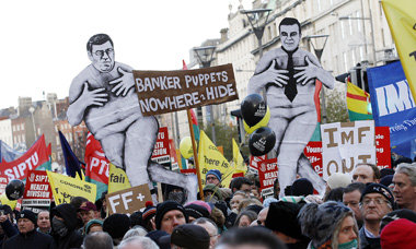 27. November 2010 in Dublin: Demonstranten tragen die Figuren
vo...