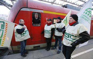 Nichts geht mehr. Auch auf dem K&ouml;lner Hauptbahnhof sorgte
d...