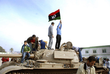 Demonstrantenjubel mit libyscher Fahne auf einem Panzer in
Benga...