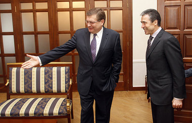 Nehmen Sie Platz: Au&szlig;enminister Gryschtschenko (links)
und...