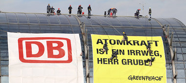 Greenpeace-Aktivisten stiegen der Deutschen Bahn aufs Dach. Der
...