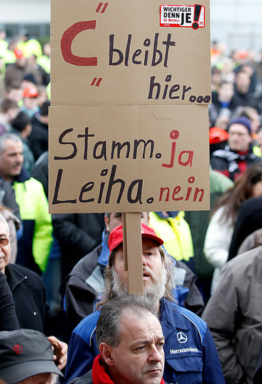Gewerkschafter beim Aktionstag der IG Metall gegen Leiharbeit
un...