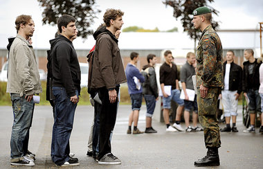 Bundeswehr mit Nachwuchssorgen. Bild soll’s richten Bundeswehr mit Nachwuchssorgen. Bild soll’s richten