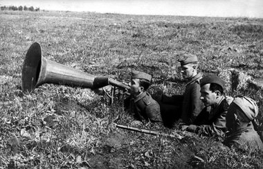 1943: Deutsche Kriegsgefangene sprechen &uuml;ber Megaphon im
Au...