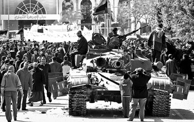 Oppositionelle Soldaten auf einem Panzer in der Stadt Zawwiya
am...