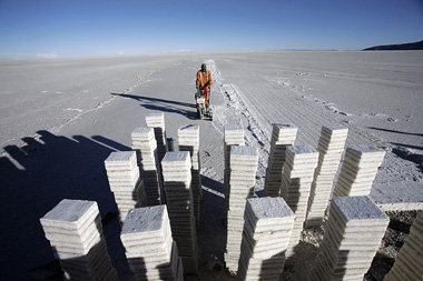 Salzbl&ouml;cke am &raquo;Salar de Uyuni&laquo; in den
boliviani...
