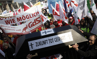 Gewerkschafter gingen am Dienstag in D&uuml;sseldorf auf die
Str...