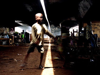 Bewegung in Lagos: Uche Okpa-Iroha &amp;raquo;Under the
Bridge&a...