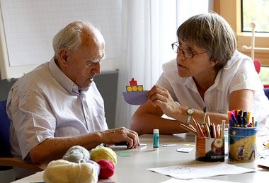 2,4 Millionen Menschen gelten derzeit offiziell als
pflegebed&uu...