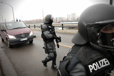 Dresden am 19. Februar: Polizist mit Pepperball-Waffe im
Anschla...