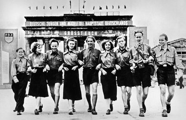 Der Willen, aus den Kriegsruinen des Faschismus Neues zu
schaffe... Der Willen, aus den Kriegsruinen des Faschismus Neues zu
schaffe...
