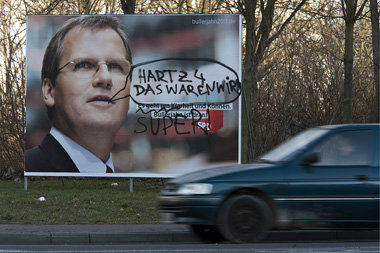 Vom Souver&amp;auml;n versch&amp;ouml;nertes SPD-Wahlplakat in
H...