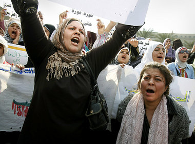 Ägypterinnen skandieren Anti-Mubarak-Slogans, Kairo, 1. Februar ...
