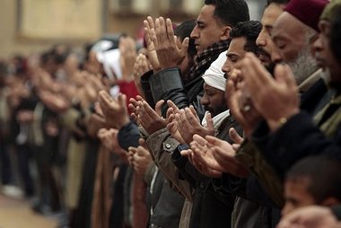 Beten gegen Ghaddafi – Protest in Bengasi am Dienstag