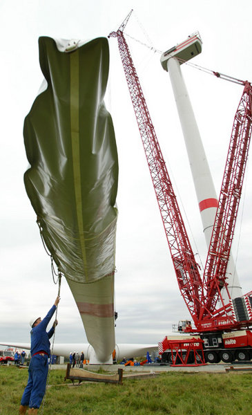 F&uuml;nf-Megawatt-Turbine von REpower Systems bei der Montage,
...