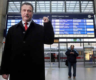 Guckt auf diese Tafeln: Der GDL-Vorsitzende Claus Weselsky
&uuml...