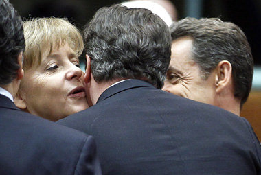Mimen gute Laune: Angela Merkel (Deutschland), David Cameron
(Gr...