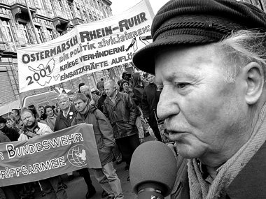 Jupp Angenfort beim Ostermarsch 2001 in D&uuml;sseldorf