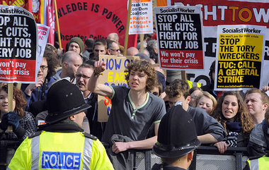Proteste vor dem Parteitag der in London mitregierenden
Liberale... Proteste vor dem Parteitag der in London mitregierenden
Liberale...