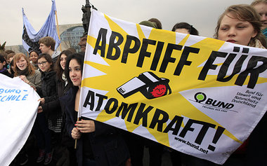 Keine halben Sachen: Demonstration vor dem Kanzleramt am
Montag Keine halben Sachen: Demonstration vor dem Kanzleramt am
Montag