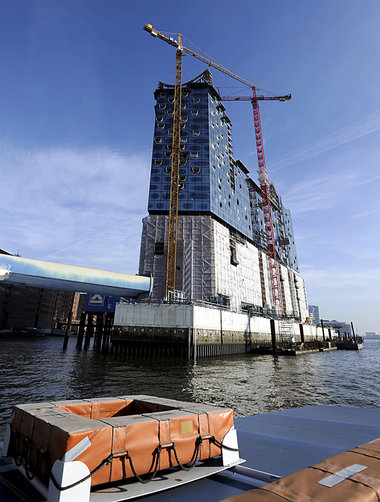Elbphilharmonie: Seit 2003 haben sich die Projektkosten
verdreif... Elbphilharmonie: Seit 2003 haben sich die Projektkosten
verdreif...