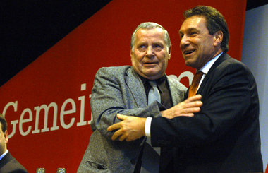 Einigkeit macht stark. Bisky und Ernst im Dezember 2005 in Dresd...