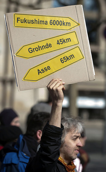 Demonstrant in Hannover verweist auf das nahegelegene
Atomkraftw...