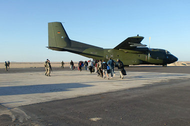 C-160 Transall am 26. Februar in Libyen. Links im Bild bewaffnet... C-160 Transall am 26. Februar in Libyen. Links im Bild bewaffnet...