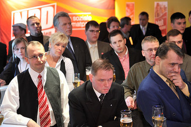 Betretene Gesichter auf der NPD-Wahlparty am Sonntag abend in Ma... Betretene Gesichter auf der NPD-Wahlparty am Sonntag abend in Ma...