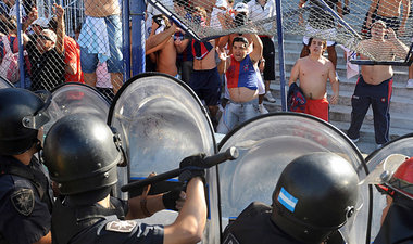 Lorenzo-Fans gegen Polizei und Schutzgitter
